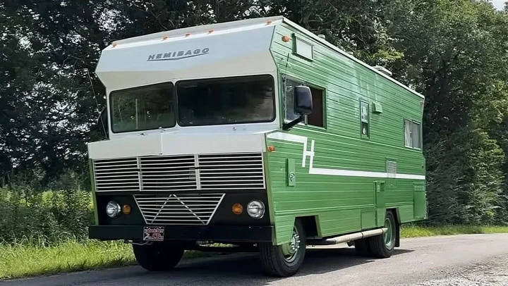 Il camper anni '70 con motore Hellcat da 700 CV che fa i burnout