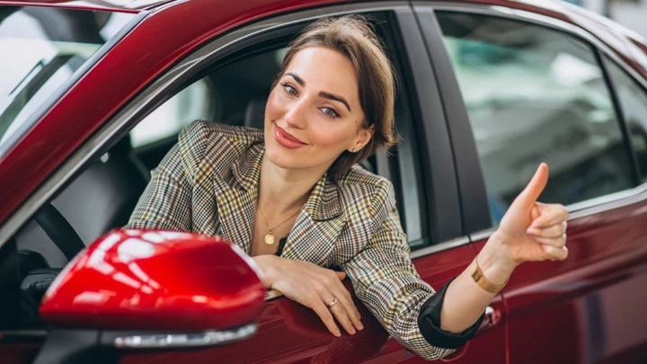 donna pollice in alto da posto guida auto