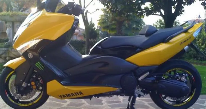 Foto del giorno: In piega con il T-Max