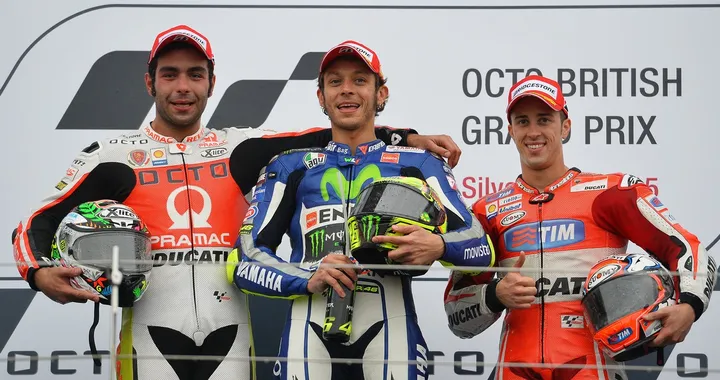 MotoGP Silverstone 2015 | Diretta| Rossi vince, Petrucci secondo! Podio italiano con Dovizioso!!!