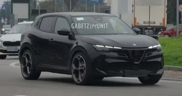 Alfa Romeo Junior 2027, sorpresa su strada: cambia dentro e affila gli artigli fuori