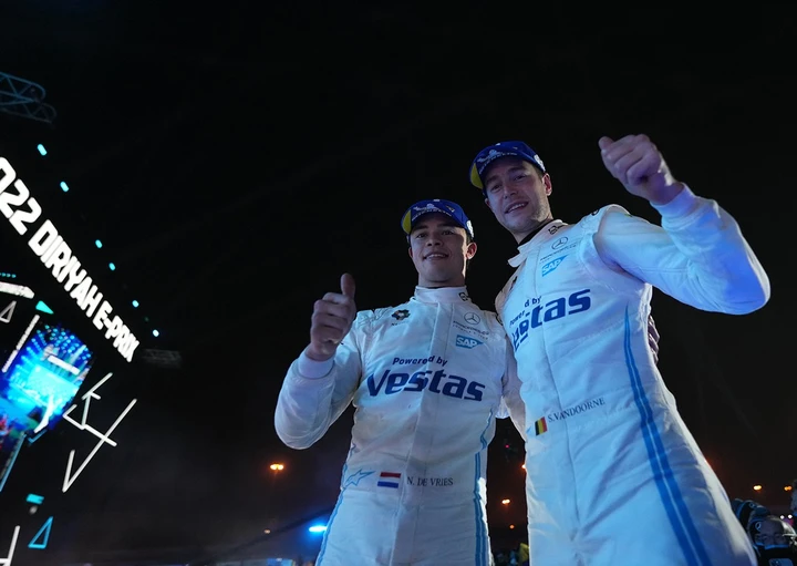 Formula E: a Ad Diriyah è doppietta Mercedes in Gara1 con De Vries e Vandoorne