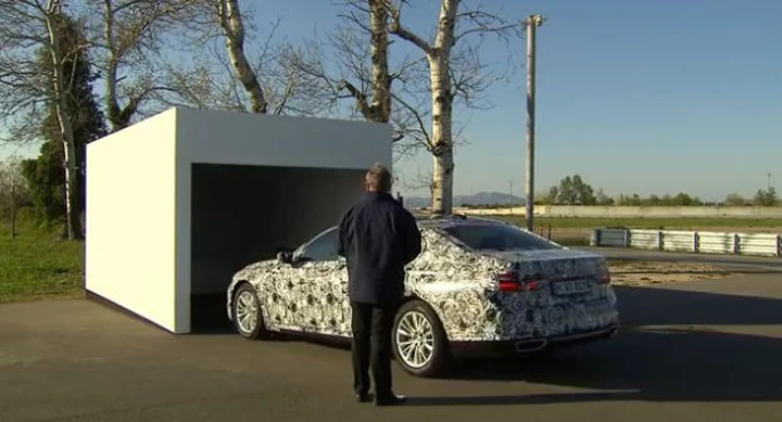 BMW Serie 7: la prima auto che parcheggia da sola