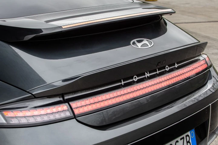 Hyundai IONIQ 6 luci LED posteriori