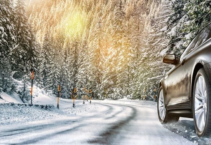 Come guidare d’inverno: tecniche di guida e frenata