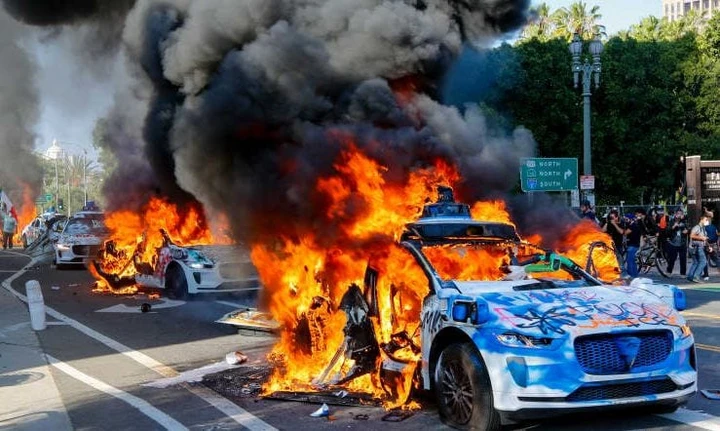Scontri a Los Angeles, vandalizzati i robotaxi Waymo durante le proteste