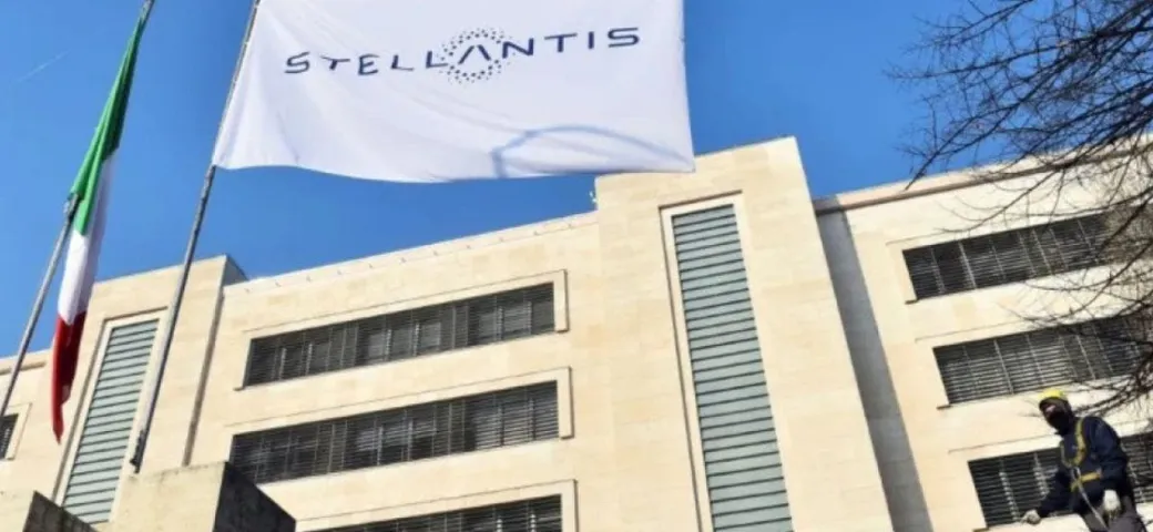 Stellantis, striscioni di protesta a Mirafiori: 