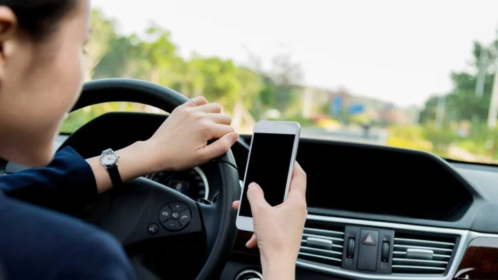 In un mese 384 multe per uso del cellulare alla guida: città sotto scacco