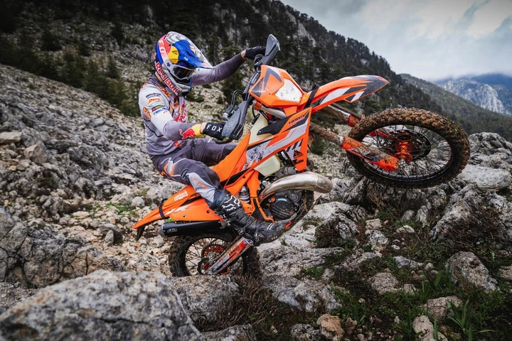 KTM 300 EXC Hardenduro 2024: debutta la nuova moto da enduro esclusiva [FOTO]