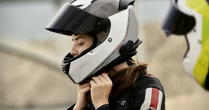 BMW, garanzia di cinque anni per i caschi