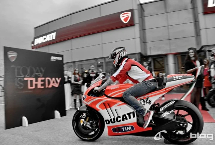 Andrea Dovizioso taglia il nastro all'inaugurazione del nuovo Ducati Store Roma