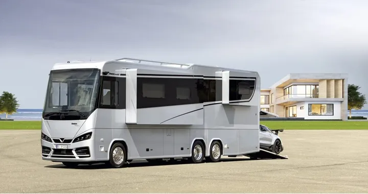 Questo camper costa come una villa: 2,2 milioni di euro e dentro c'è una supercar