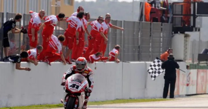 Valencia Sbk. Haga emula ... Bayliss. Gran Ducati. Spies non imbattibile. Recupera Biaggi