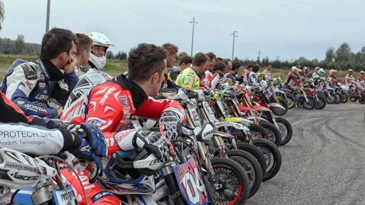 Sic Supermoto Day: i piloti sfilano in onore di Romboni e Simoncelli