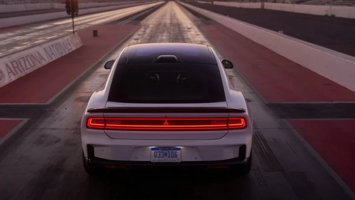 Dodge Charger torna in Europa: fino a 670 CV tra benzina ed elettrico