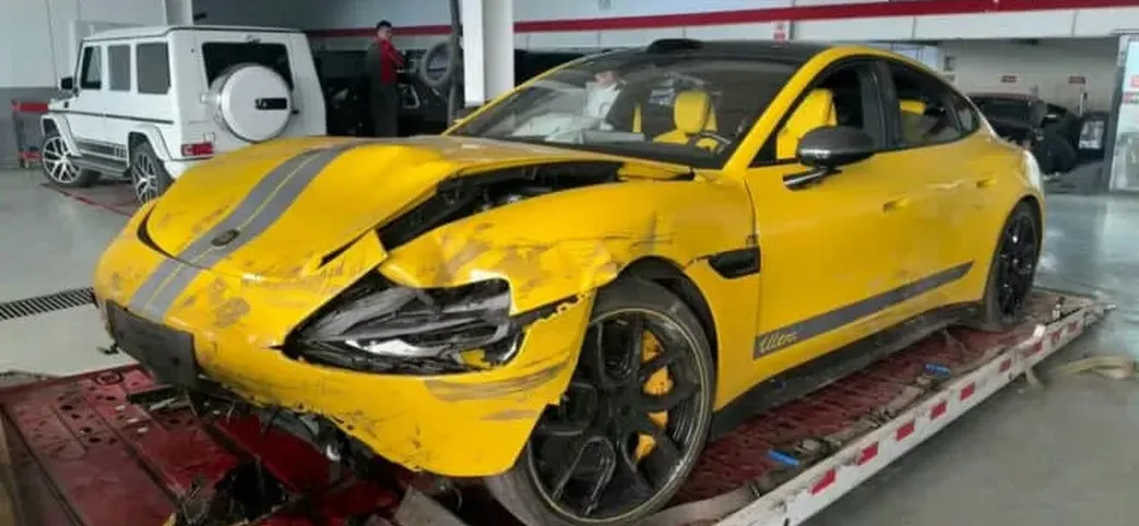 Xiaomi SU7 Ultra, primo incidente in pista per la berlina da 1.526 CV: è distrutta
