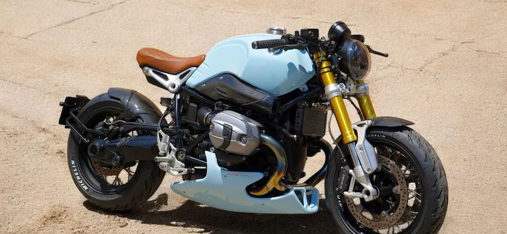 BMW R nine T Gulf: l’omaggio di Fran Manen al mito Gulf Racing su due ruote