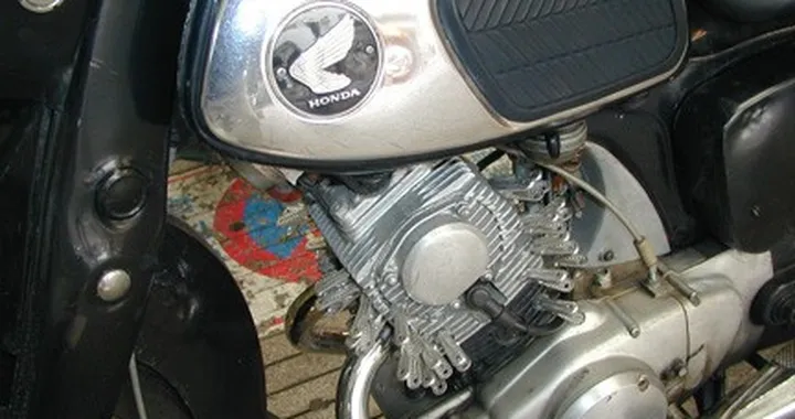Foto del giorno: motore con raffreddamento a...molletta?