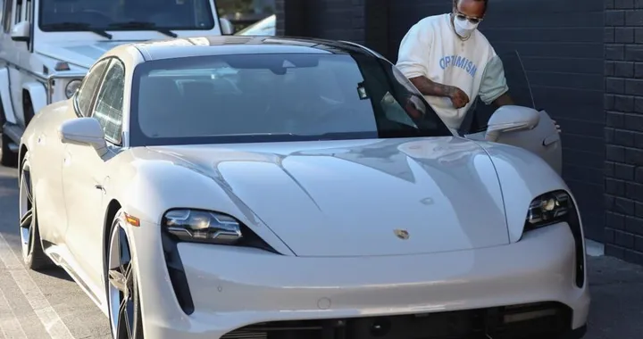 Lewis Hamilton viaggia in elettrico, ma della concorrenza: eccolo su una Taycan Turbo S