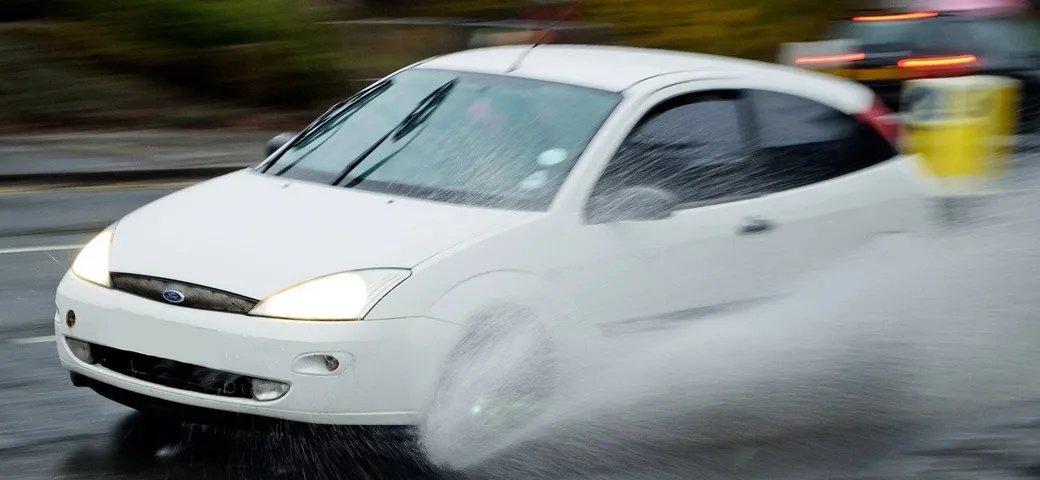 Aquaplaning: che cos’è e come gestirlo alla guida