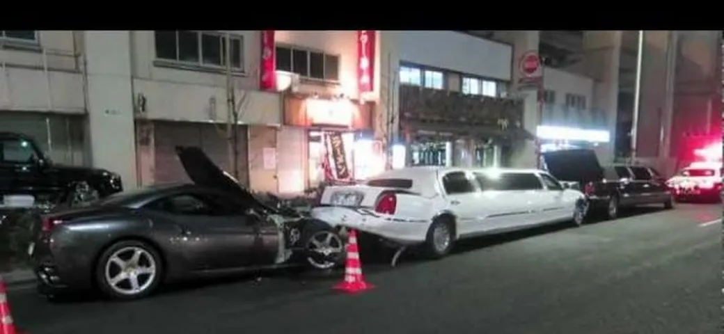 Video incidente: Ferrari California e due limousine parcheggiate