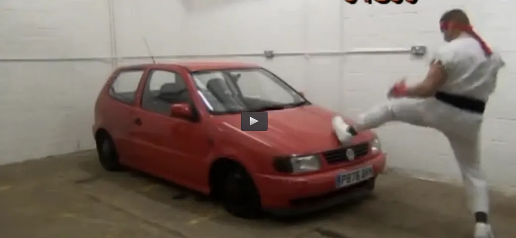 Street Fighter 2 real: come distruggere una Polo a calci e pugni