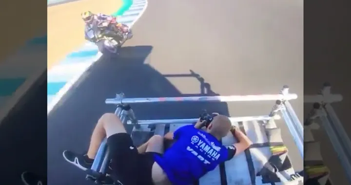 Il duro mestiere del "fotografo da pista": il video è incredibile