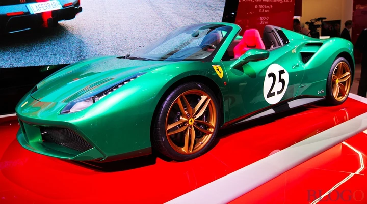 Lo stand Ferrari al Salone di Parigi 2016 Live [Video]