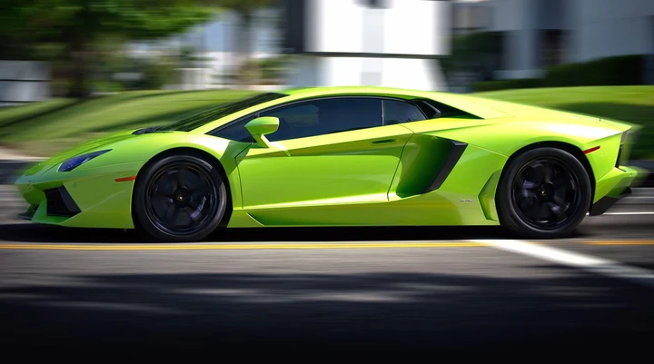 Lamborghini: Teaser della nuova V12