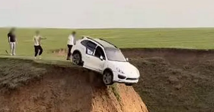 Bullismo sulla Porsche Cayenne, lanciata nel vuoto | Video