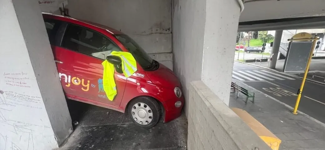 Fiat 500 bloccata sulle scale di un palazzo, mistero a Roma