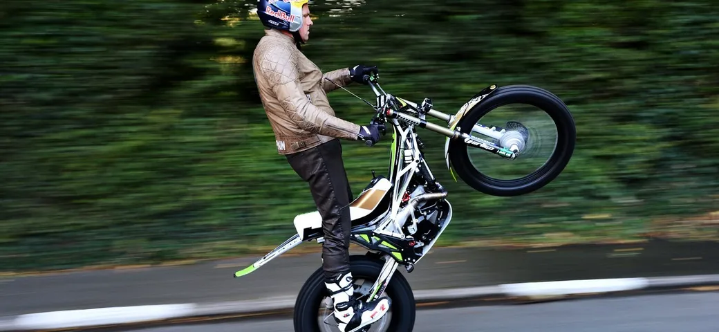 Dougie Lampkin gira l'Isola di Man su una ruota, è record! [Video]