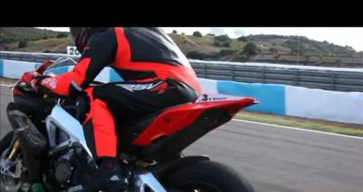 Ancora dieci minuti in sella alla Aprilia RSV4 Factory APRC Special Edition