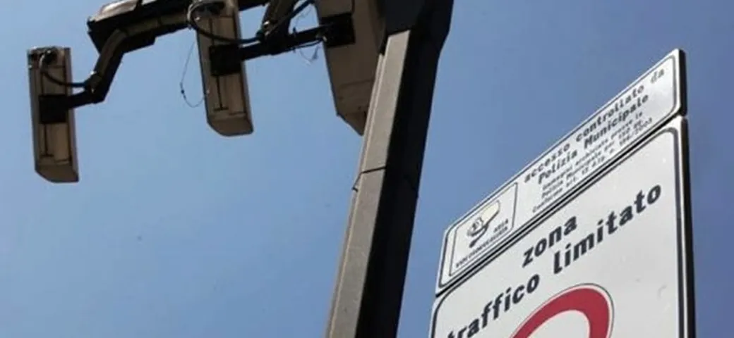 Violano la ZTL con l'asciugamano sulla targa: beccati