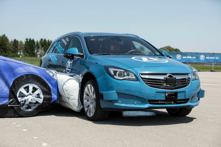Sicurezza: airbag laterale esterno, prototipo ZF