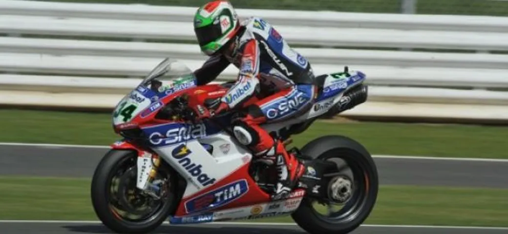 WSBK, Mosca: Giugliano e Checa dominano le prime qualifiche, Melandri 4°, Biaggi 13°