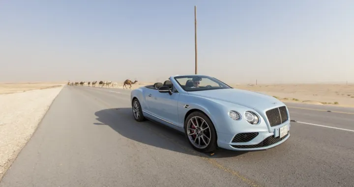 La Bentley Continental V8 S sfida un treno nel deserto [Video]