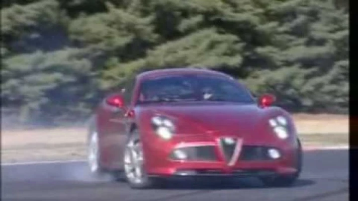Casey Stoner si diverte su una Rossa a 4 ruote: la Alfa Romeo 8C