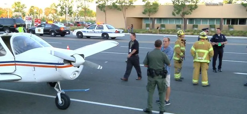 L'ultraleggero atterra in strada ad Irvine [Video]