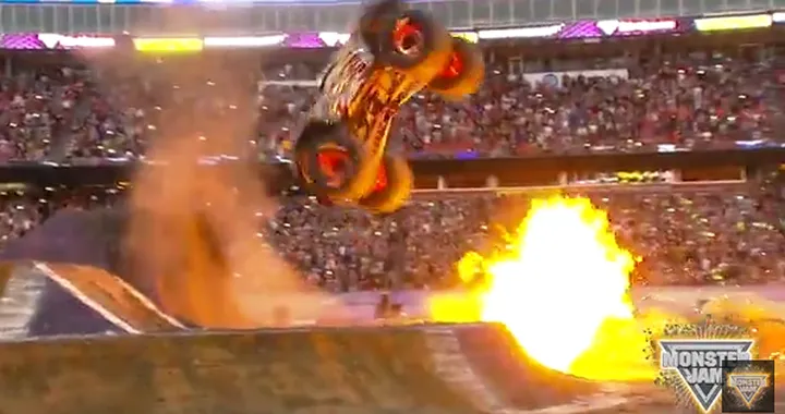 Il primo doppio backflip al volante di un Monster Truck