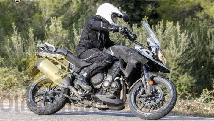 Triumph Explorer 1200 2016: sospensioni elettroniche confermate