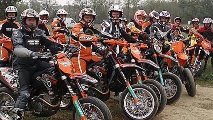 Supermoto Camp: a scuola di sliding con Gilles Salvador
