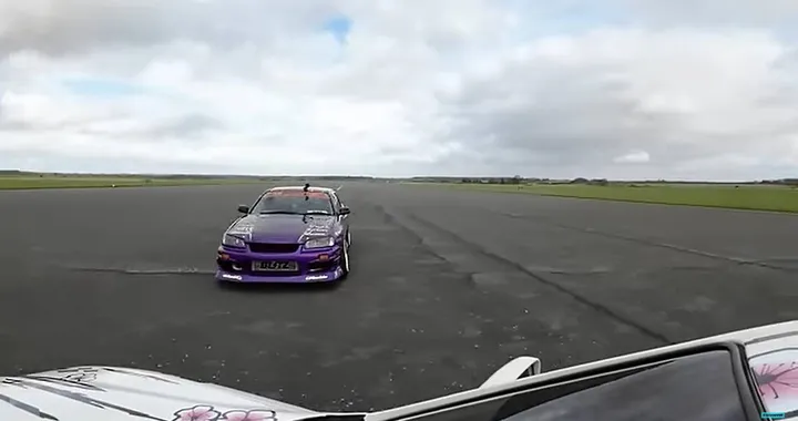 L'incredibile drag race fra una Toyota e una Nissan da drifting | Video