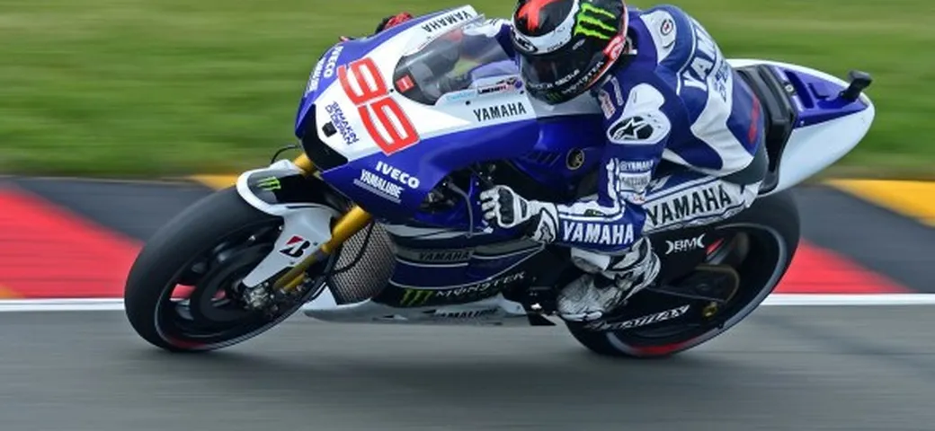 Jorge Lorenzo subito davanti nelle FP1 del Sachsenring braccato da Pedrosa e Rossi