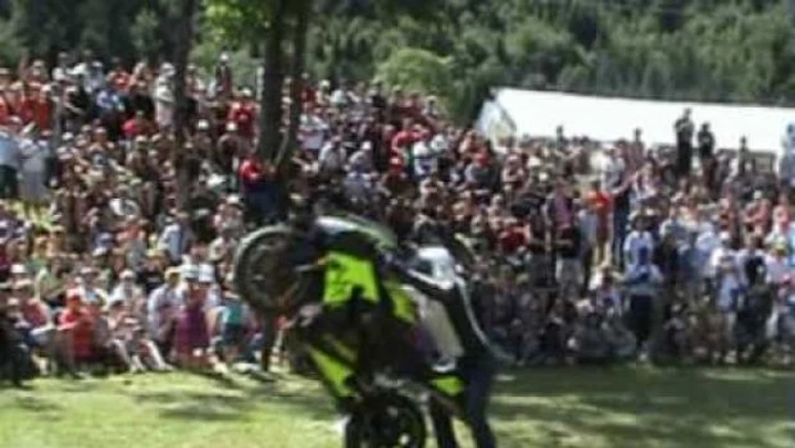 Stunt Show di Simon MTZ sull'erba