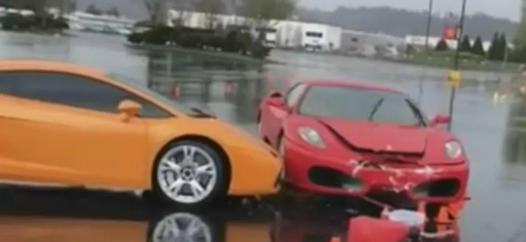 Ferrari contro Lamborghini: il crash durante l'esercizio di guida [Video]