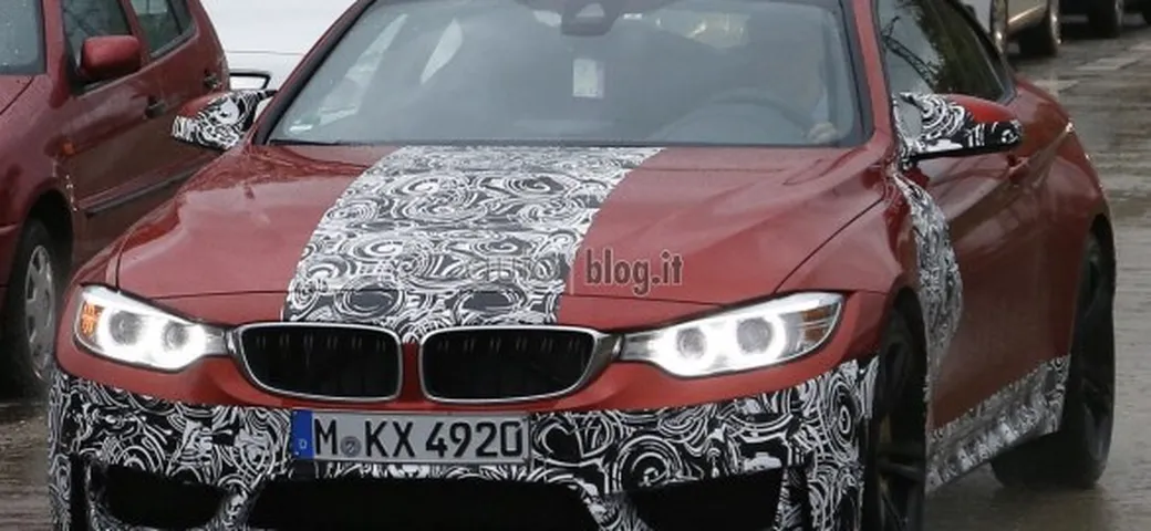 BMW M4 Coupè: foto spia di un esemplare in Sakhir Orange