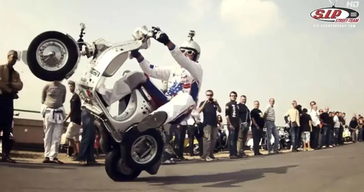 Vespa festeggia 80 anni: la folle corsa sul tetto Fiat Lingotto
