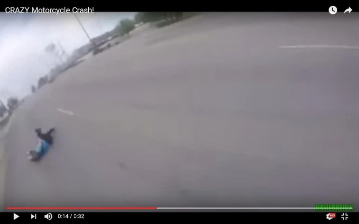 Impenna la moto e perde passeggero [Video]