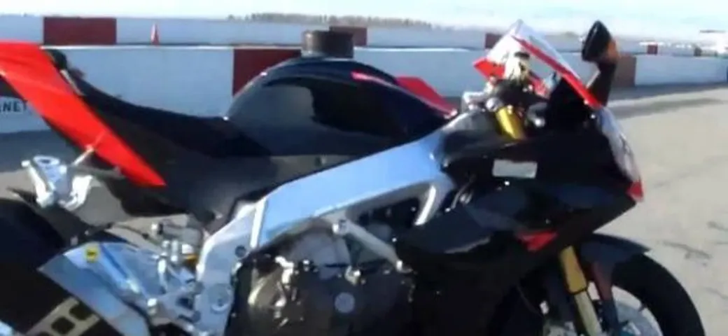 Aprilia RSV4 Factory vs Ducati 1198S vs KTM RC8R